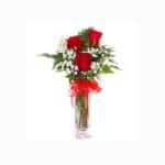 3 red roses in vase
