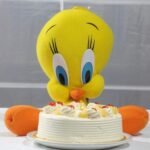 Cake 2LBS with Tweety gift by Kids Combos | Smilee