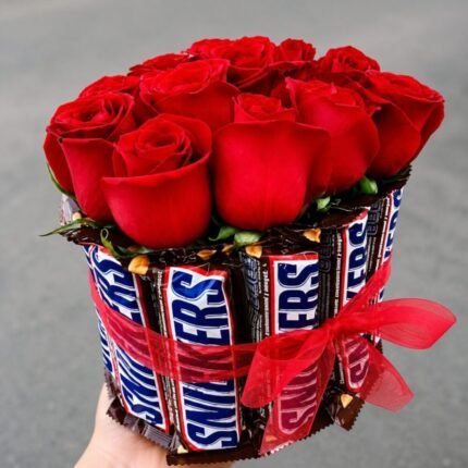 Snicker with Red Roses - Anniversary Gifts | Giftoo Pakistan